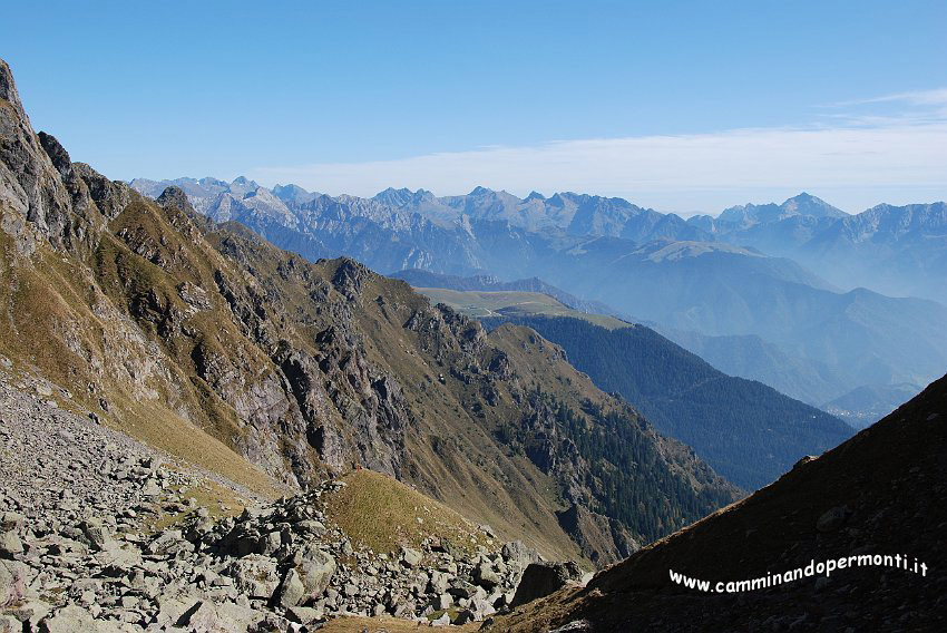 09 12231 Panorama verso i Piani dell'Avaro.JPG